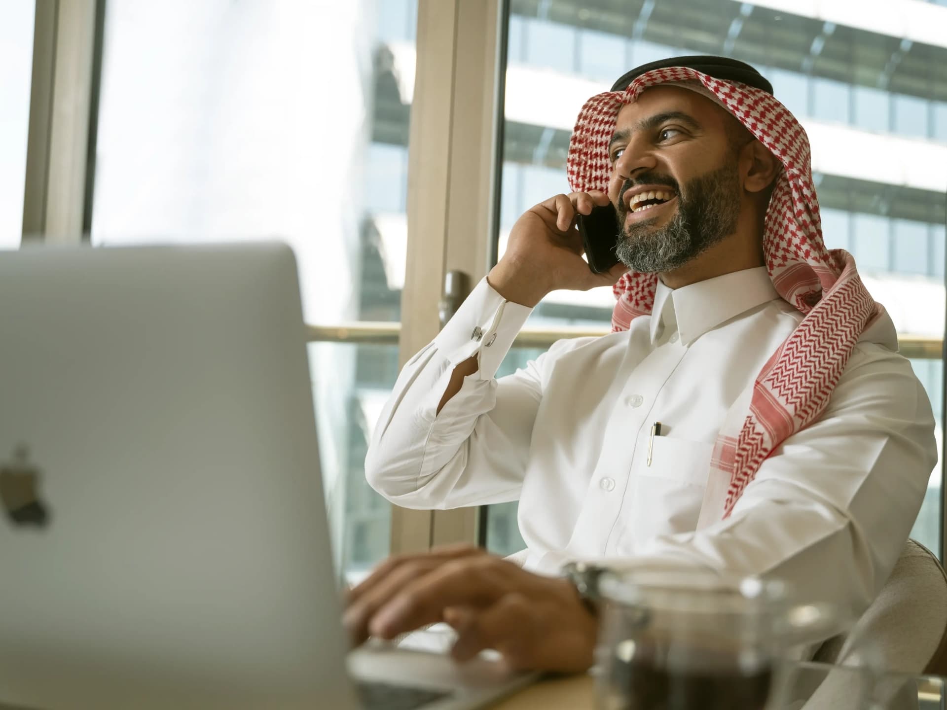 ممرضة فيتاليتي تقدم الرعاية لموظف في مكان العمل
